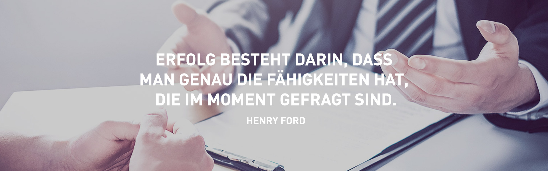 Ansicht von einem Zitat vor Händen, die während eines beruflichen Gesprächs gestikulieren