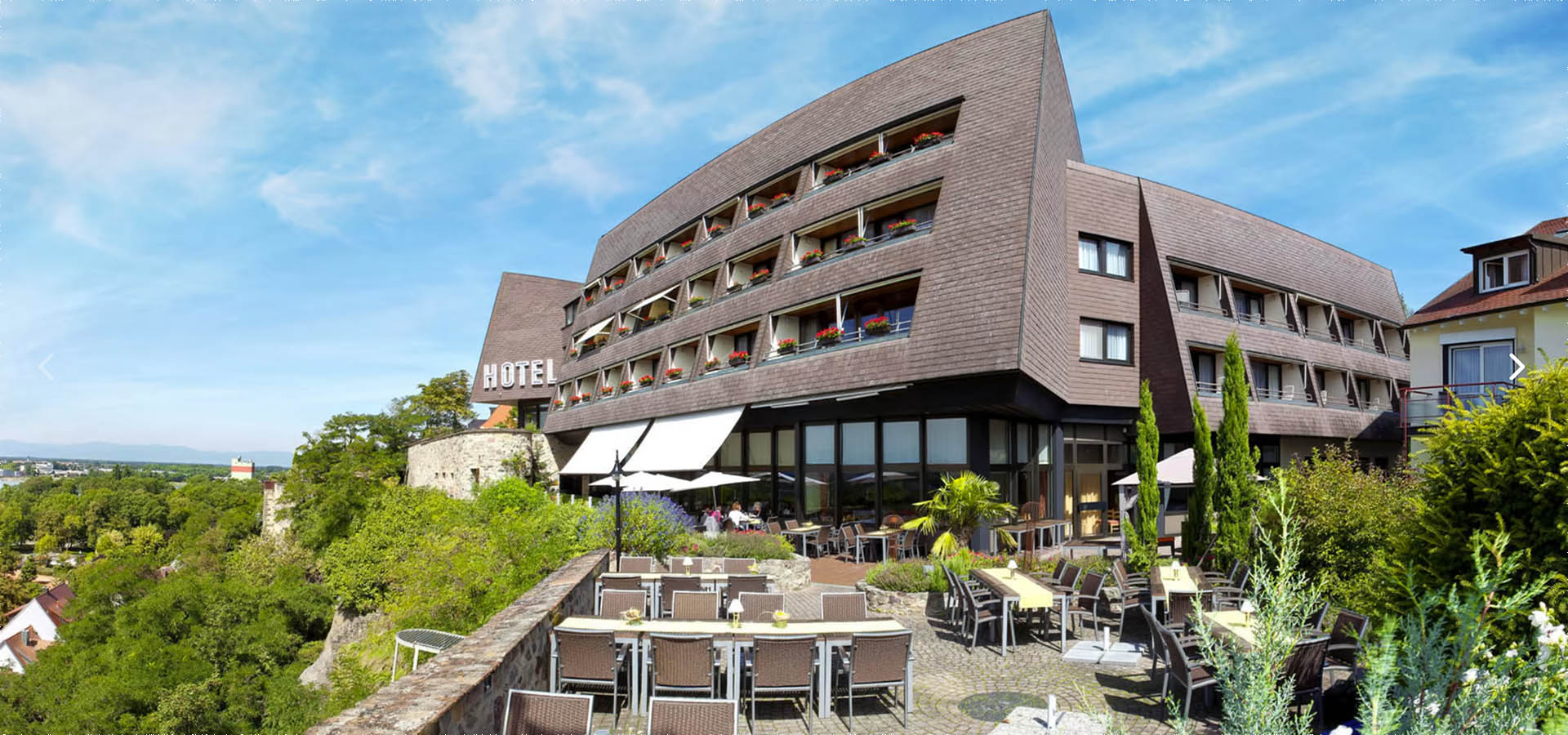 Außenansicht vom Hotel am Park mit Terrasse