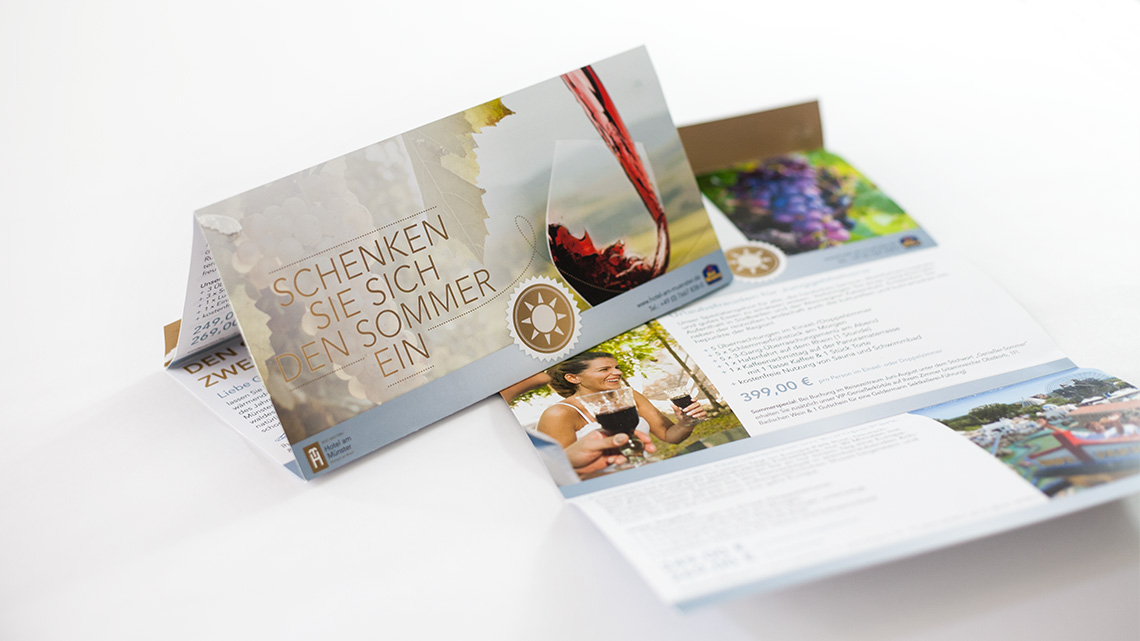Ansicht einer gefalteten Außen- und von drei Innenseiten eines Mailings vom Hotel am Park