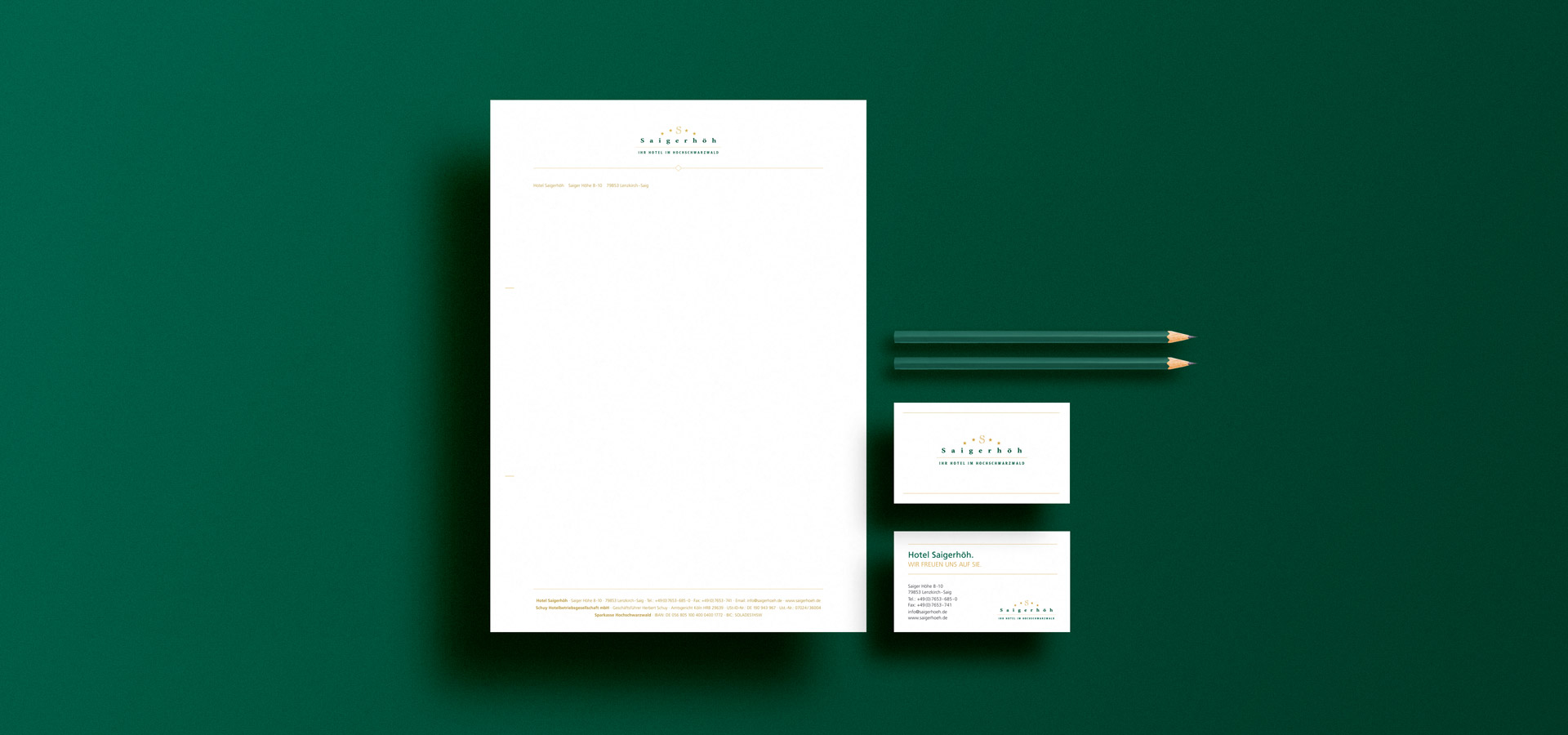 Ansicht von Briefpapier, der Vorder- und Rückseite der Visitenkarte und zwei Stiften vom Hotel Saigerhöh