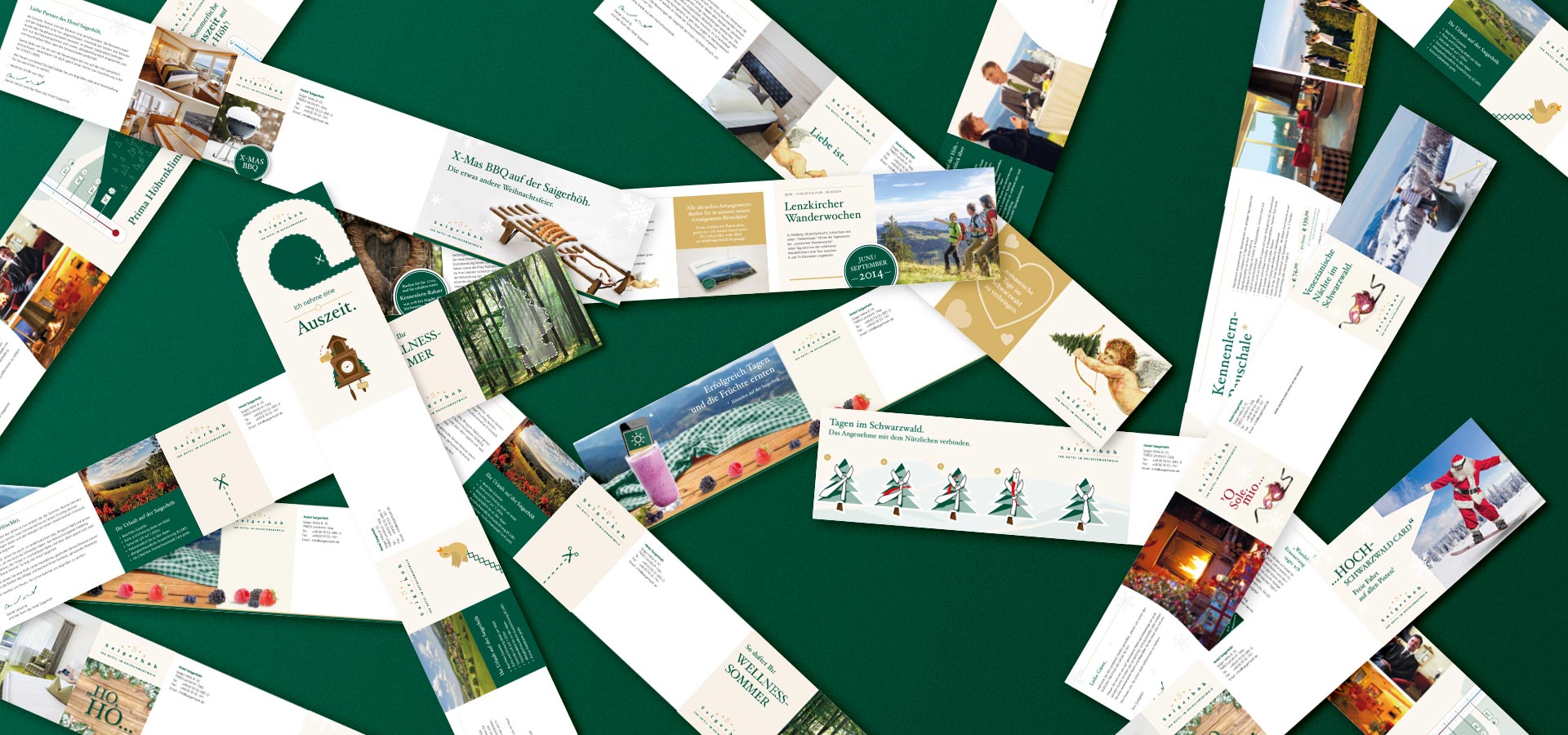 Ansicht auf mehrere ausgeklappte Mailings im Corporate Design des Hotels Saigerhöh übereinander verstreut