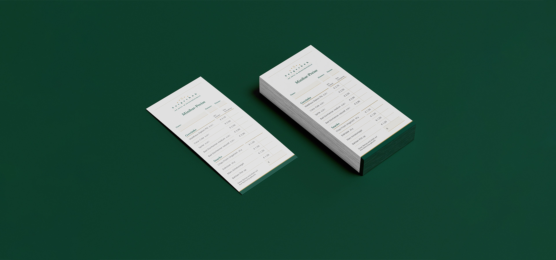 Visualisierung von Minibarkärtchen im Corporate Design vom Hotel Saigerhöh auf dunkelgrünem Hintergrund