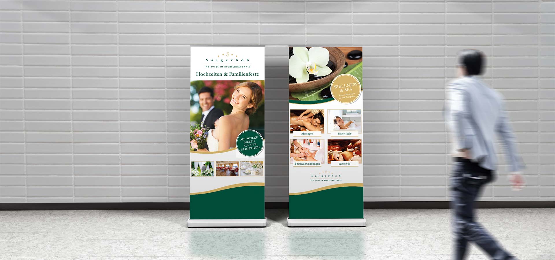 Ansicht von zwei Roll-Ups im Corporate Design des Hotels Saigerhöh vor einer gefliesten Wand und einem Mann davor