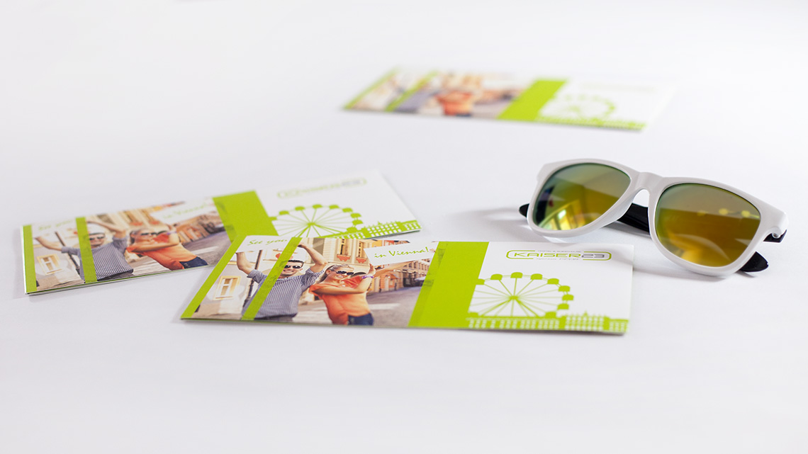 Ansicht von drei Vorderseiten der Imagebroschüre im Corporate Design vom Kaiser23 Hostel und Guesthouse