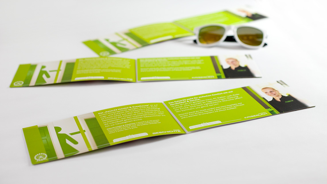 Ansicht von drei aufgeklappten Innenseiten der Imagebroschüre im Corporate Design vom Kaiser23