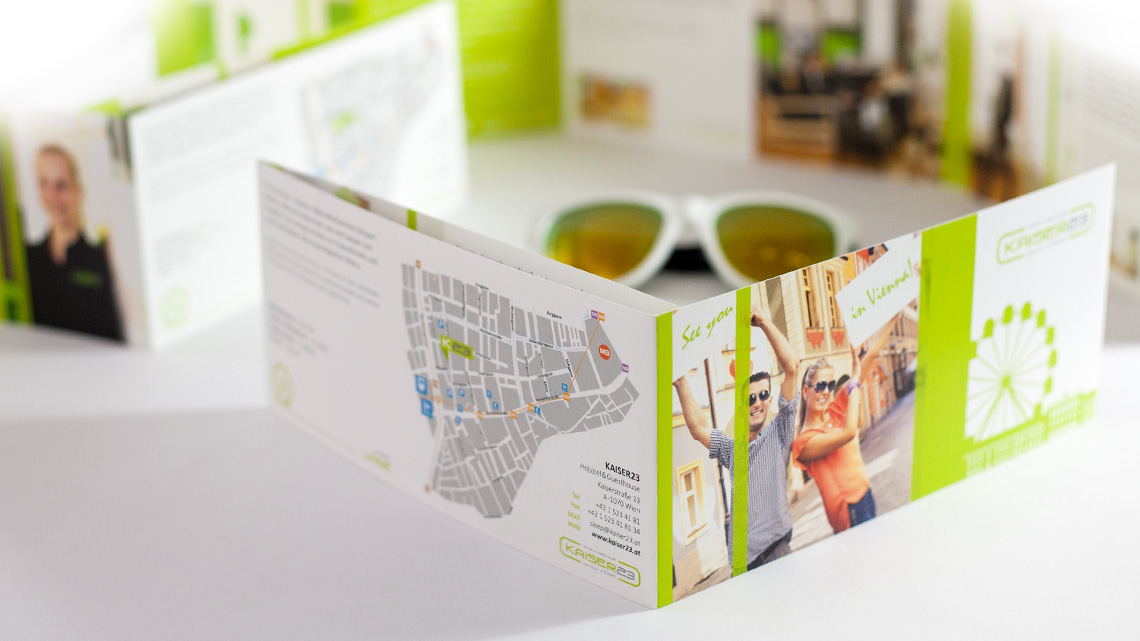 Ansicht der Rückseiten der Imagebroschüre im Corporate Design vom Kaiser23 Hostel und Guesthouse