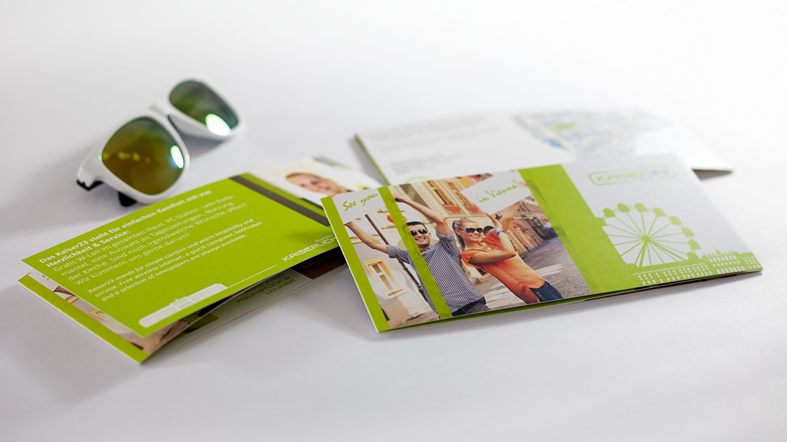 Ansicht der Vorder- und Rückseite der Imagebroschüre im Corporate Design vom Kaiser23 Hostel und Guesthouse