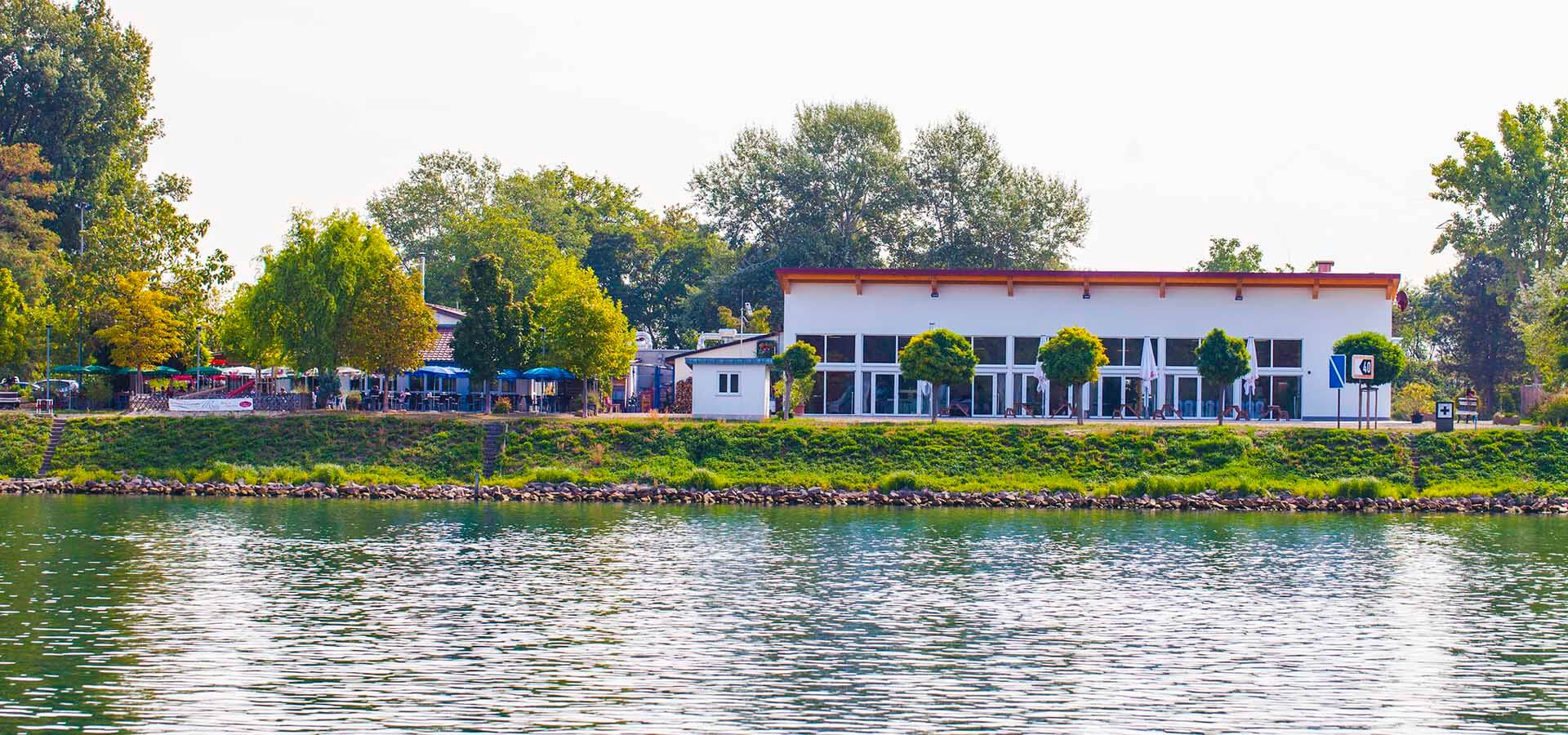 Außenansicht auf das Restaurant Kläsles Gastronomie mit Außenterrasse