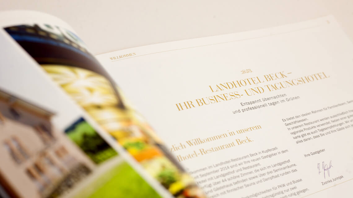 Ansicht auf ein Innenseitendetail mit Überschrift im Corporate Design des Landhotel Becks