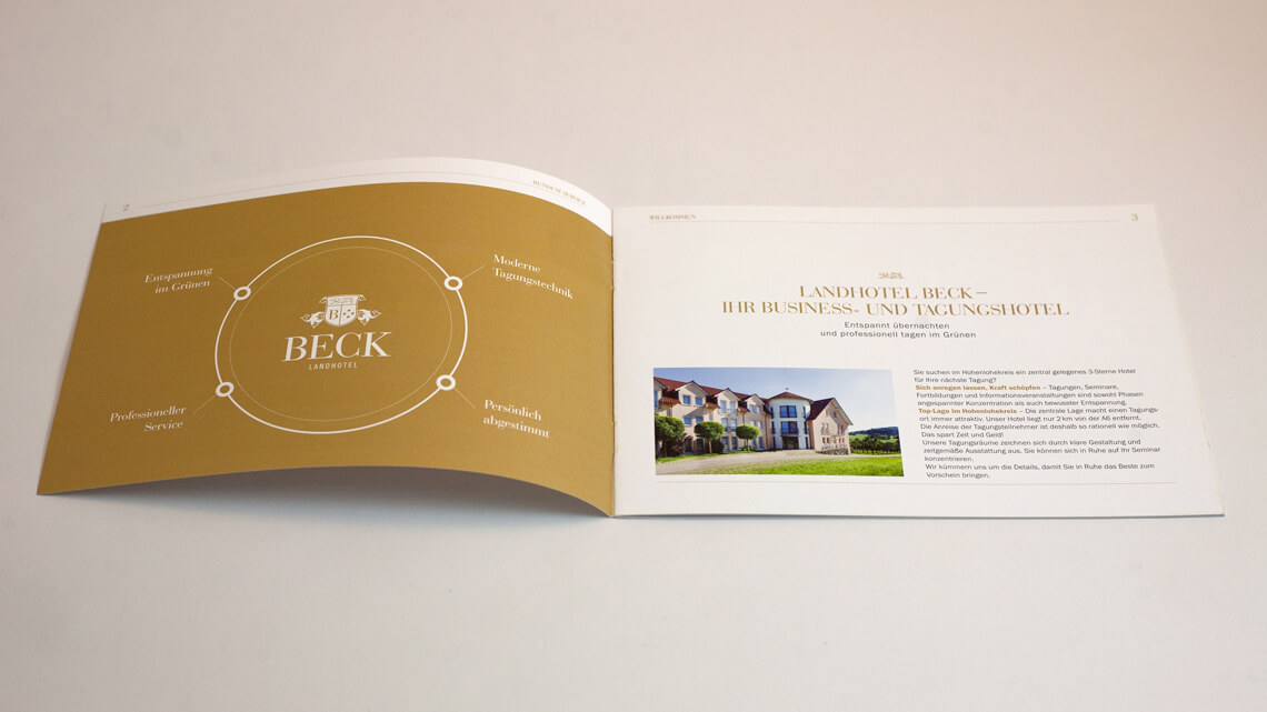 Ansicht auf eine Doppel-Innenseite der Tagungsbroschüre im Corporate Design des Landhotels Beck