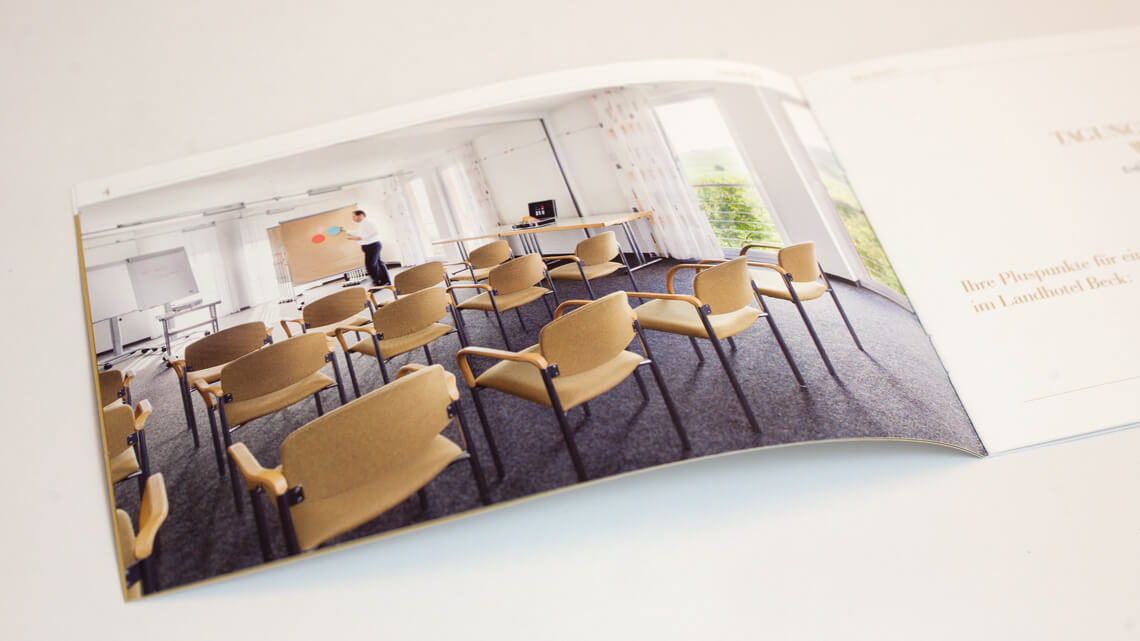 Ansicht auf eine Innenseite der Tagungsbroschüre mit Bild für das Landhotel Beck