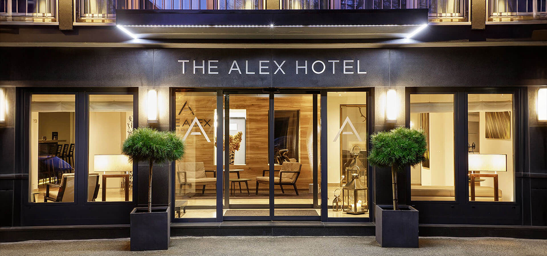 Außenansicht auf das The Alex Hotel mit Sicht in das Foyer
