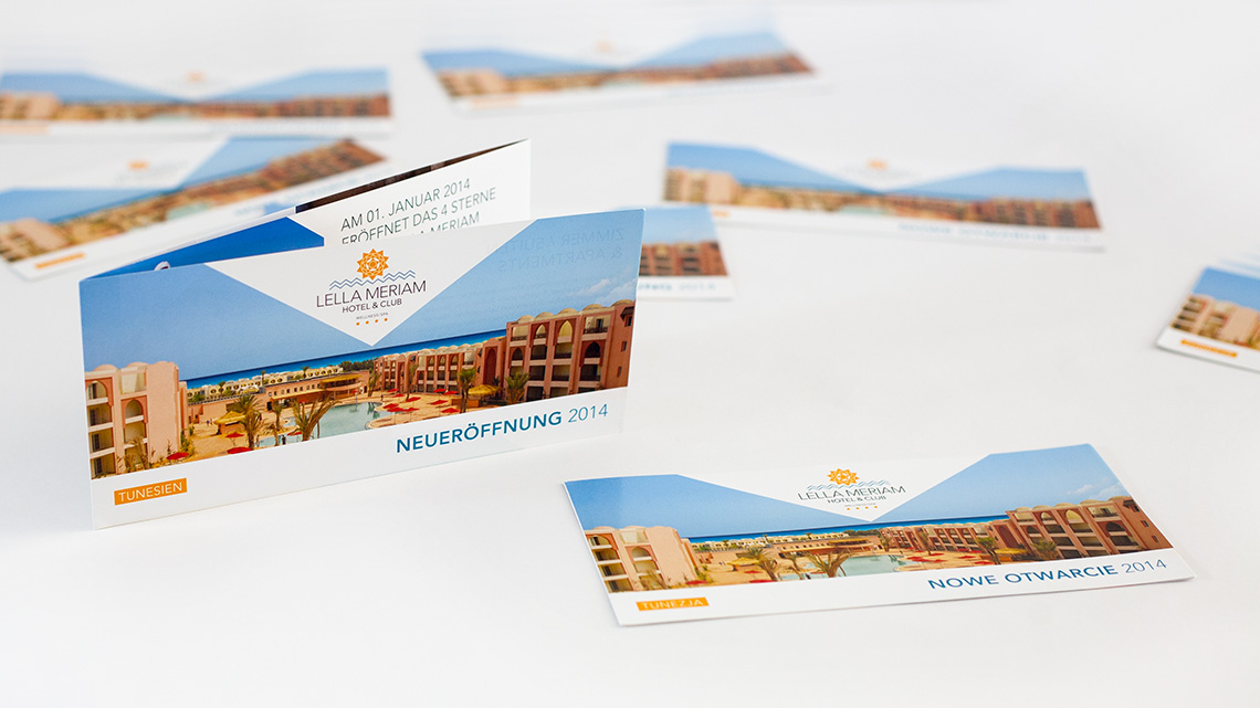 Mehrere Flyer mit Vorderseitenansicht vom Hotel Lella Meriam