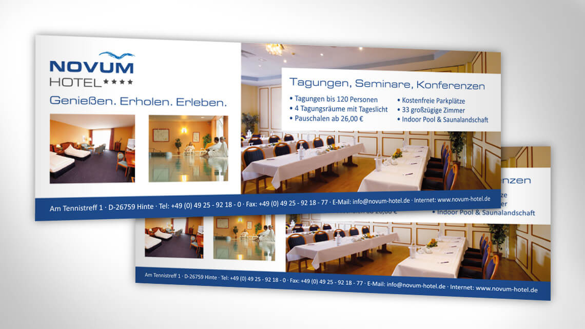 Ansicht von zwei querformatigen Anzeigen im Corporate Design des Hotels Novum