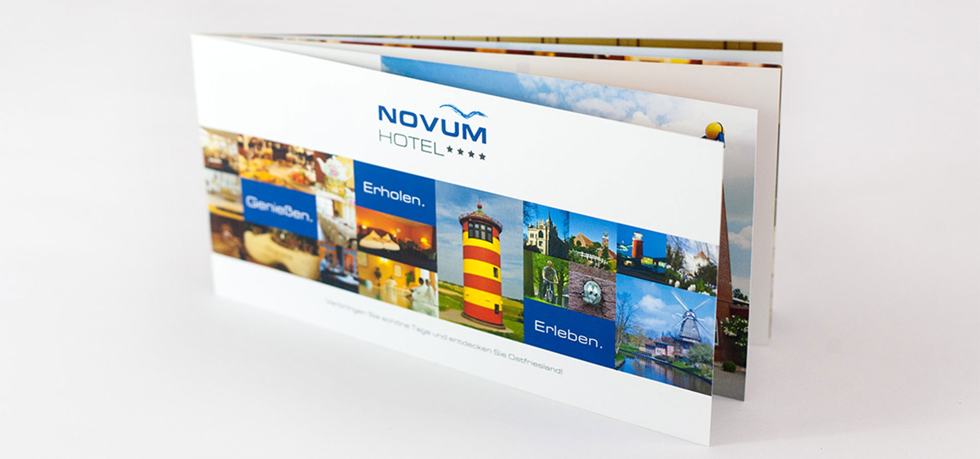 Ansicht der Vorderseite der stehenden Imagebroschüre des Hotels Novum