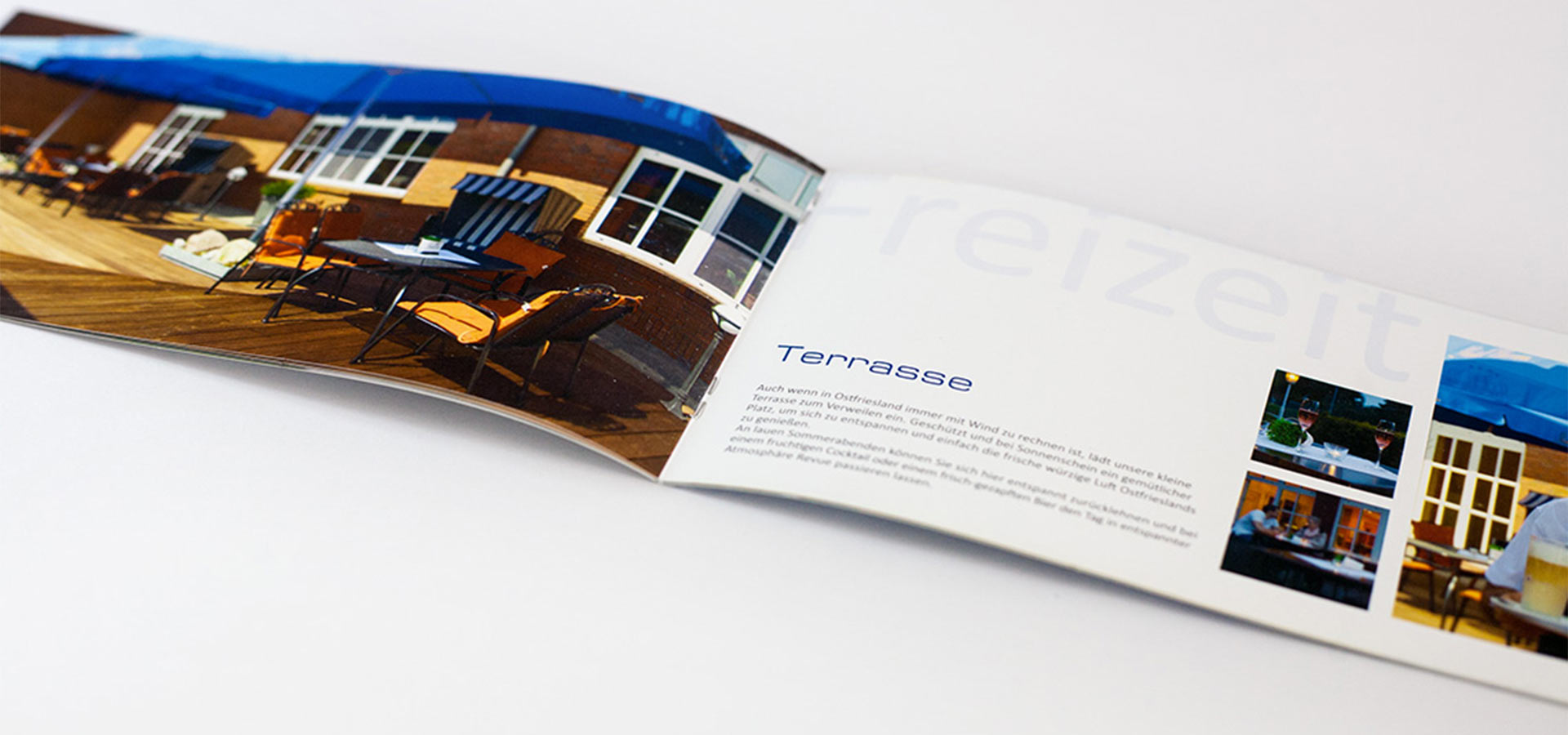 Ansicht von zwei Innenseiten der Imagebroschüre des Hotels Novum zum Thema Terrasse