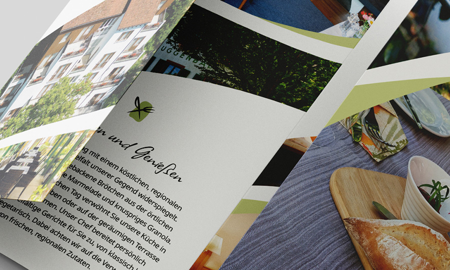 Detailansicht mehrerer Seiten des Flyers im Corporate Design vom Hotel Suggenbad